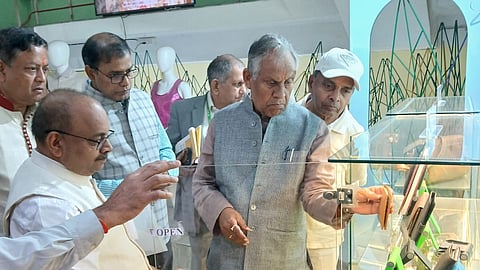 केंद्रीय कृषि एवं किसान कल्याण राज्य मंत्री रामनाथ ठाकुर आईसीएआर निनफेट कोलकाता का दौरा करते हुए, साथ में हैं  डॉ. डी.बी. शाक्यवार 