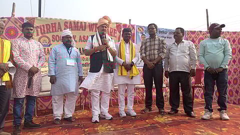 समाज के लोगों को संबोधित करते विधायक हरेराम सिंह साथ में हैं सिंटू भुईयां व अन्य 