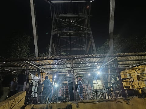 घटना स्थल पर चल रहा राहत व बचाव कार्य 