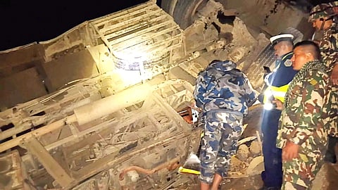 दुर्घटनाग्रस्त बस के पास बचाव अभियान चलाते नेपाली जवान।