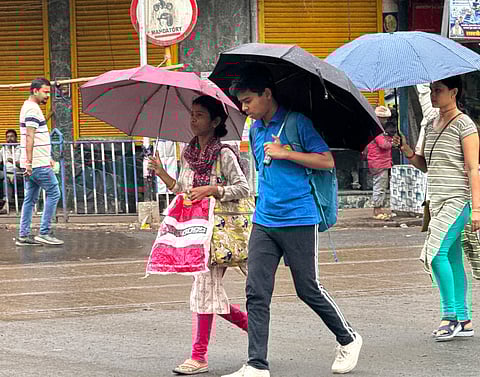 कोलकाता का बदला मौसम , बारिश ने दी राहत