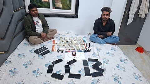 रुपये और मोबाइल के साथ पकड़े गये जालसाजों की तस्वीर