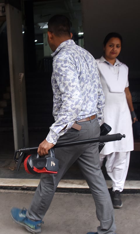 बैंकशाल कोर्ट में जांच के लिए जाते हुए बम स्क्वाड के अधिकारी