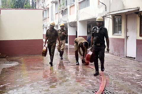 आग बुझानेके बाद लौटते हुए दमकल कर्मी