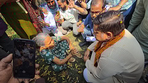 बुज़ुर्ग महिला से बातचीत करते सुकांत मजूमदार