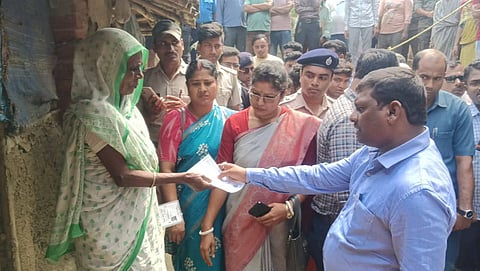 सांसद बापी हालदार मछुआरों के परिजन से मिलकर आर्थिक मदद देते हुए