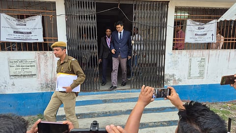 डिस्ट्रिक्ट जज इंद्रनील भट्टाचार्य SIR से जुड़े डॉक्यूमेंट्स वेरिफाई करने के बाद बीडीओ ऑफिस से बहार आते
