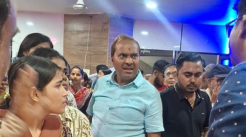 रिसड़ा पालिका के चेयरमैन विजय सागर मिश्रा ‌युवासाथी कैंप का परिदर्शन करते हुए