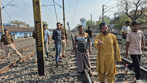 A young man fell from a train after colliding with a pole in Khardah and died.