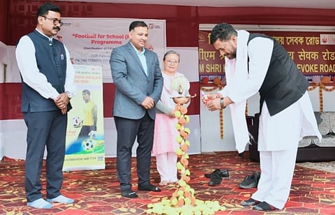 'फुटबॉल फॉर स्कूल' कार्यक्रम आयोजित