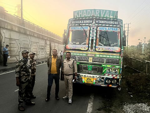 अवैध कोयला के साथ जब्त ट्रक के साथ सीआईएसएफ के जवान 