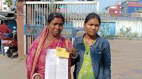 लापता मछुआरा कृष्‍णेंदू प्रमाणिक के परिवार मदद की गुहार लगाती हुई