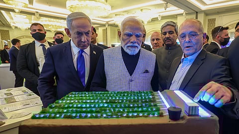 प्रदर्शनी में एक मॉडल देखते प्रधानमंत्री नरेंद्र मोदी, साथ में इजराइल के पीएम बेंजामिन नेतन्याहू।