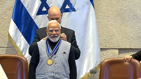 इजराइल की संसद में पीएम मोदी को सम्मानित किया गया।