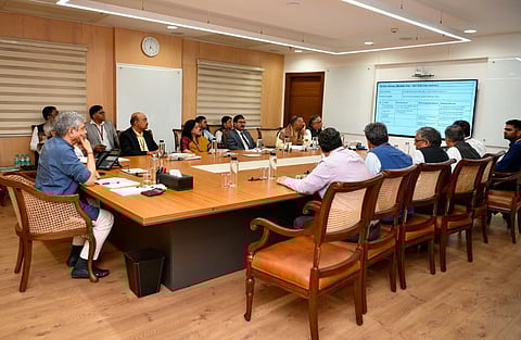 देशभर के यात्री टर्मिनलों की क्षमता बढ़ाने के निर्देश, 76 स्टेशनों पर बन रहे होल्डिंग एरिया की प्रगति की समीक्षा