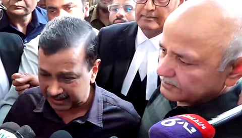 मीडिया से बात करते हुए रो पड़े पूर्व सीएम अरविंद केजरीवाल। साथ में हैं मनीष सिसोदिया।