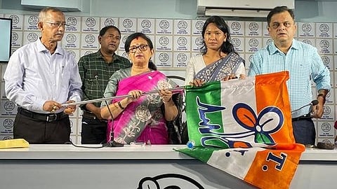 मंत्रियों के हाथों से स्वप्ना बर्मन ने तृणमूल कांग्रेस का झंडा थामा।