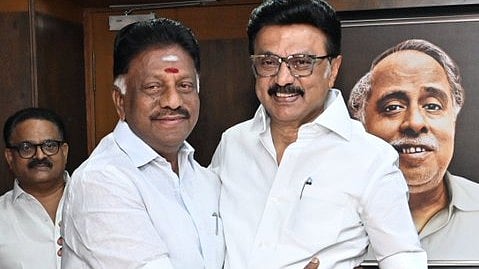 एमके स्टालिन के साथ ओ पनीरसेल्वम। 