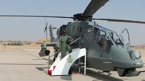 लड़ाकू हेलीकॉप्टर प्रचंड के सामने राष्ट्रपति द्रौपदी मुर्मू।