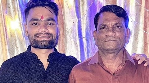 अपने पिता खानचंद सिंह के साथ रिंकू सिंह ( फाइल फोटो )