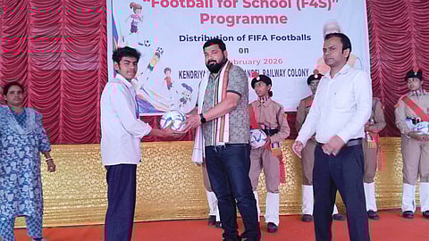 पुरसुड़ा के विधायक बिमान घोष छात्रोों को फूटबॉल देते हुए