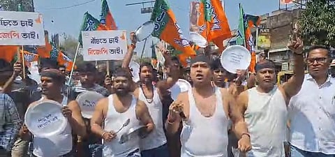 Titagarh: BJP workers took to the streets with empty plates in their hands.