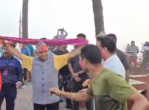 होली के रंगों में झूमते दिलीप घोष