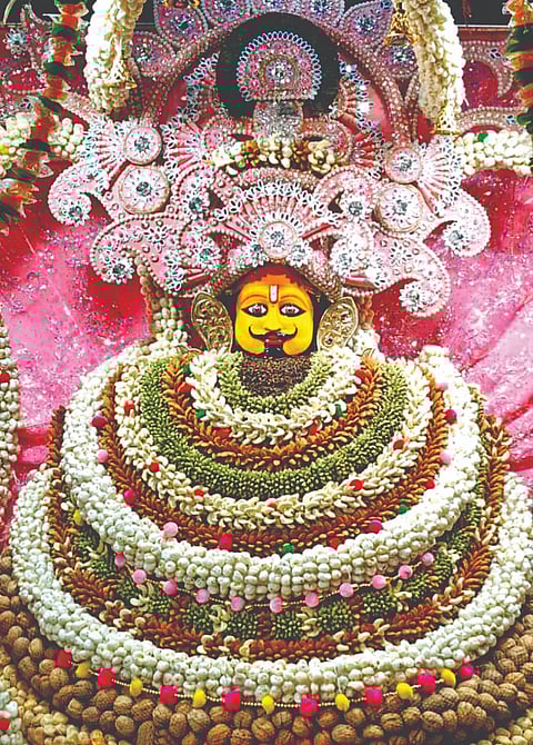 फाल्गुनी बारस पर श्री श्याम मंदिर घुसुड़ीधाम में शीश के आगे झुके लाखाधिक शीश