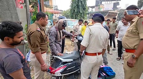मौके पर छानबीन करती पुलिस

