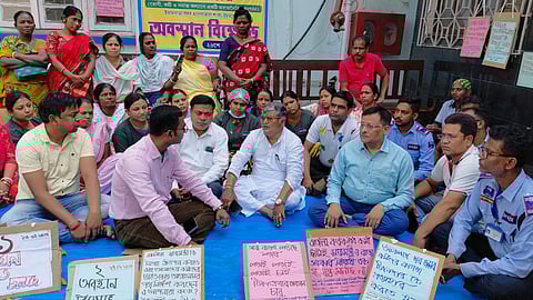 विधायक असित  मजुमदार धरने में बैठकर प्रदर्शन करते हुए  