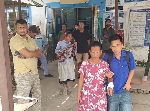 अस्पताल से घायल महिला को ले जाते परिवार वाले