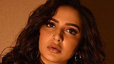 दुबई में बेटे के साथ फंसी शुभश्री