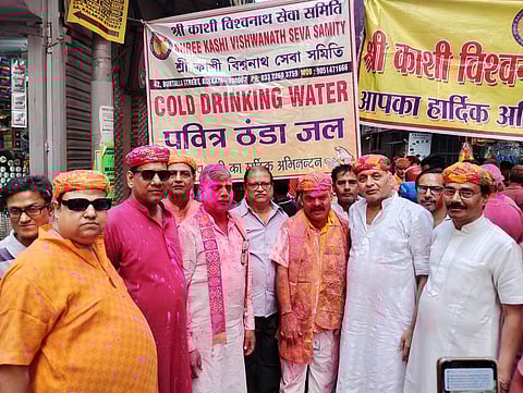 श्री काशी विश्वनाथ सेवा समिति का केसरिया ठंडाई वितरण