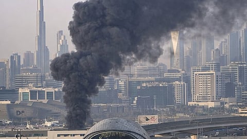 दुबई में ईरान के हमले के बाद उठता धुआं।