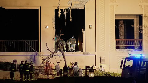 ईरानी हमले के शिकार दुबई के होटल में बचाव कार्य में लगे दमकलकर्मी।