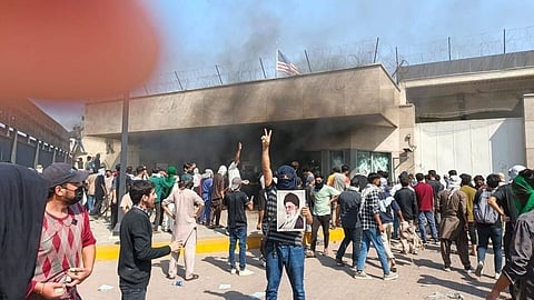 कराची स्थित अमेरिकी वाणिज्य दूतावास में घुसे उपद्रवी। 