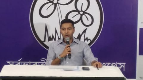 तृणमूल भवन में मीडिया से बात करते अभिषेक बनर्जी।