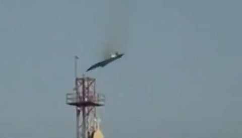 कुवैत में आग लगने के बाद गिरता हुआ फाइटर जेट।