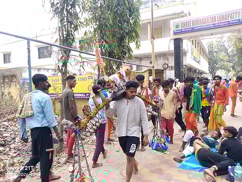 कांवड़िया जल भरकर तारकेश्वर धाम जाते हुए 