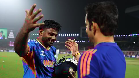 मैच जीतने के बाद कोच गौतम गंभीर से मिलते संजू सैमसन।