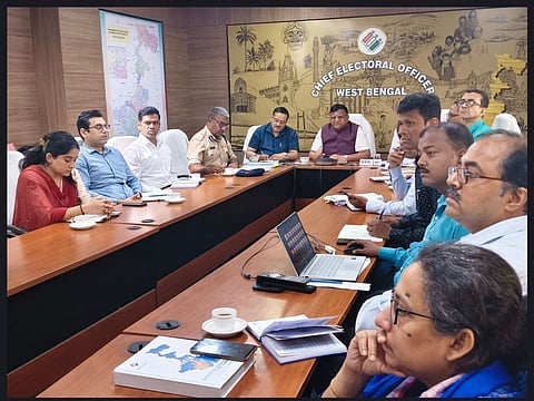 
राज्य के मुख्य चुनाव अधिकारी मनोज अग्रवाल बैठक करते हुए 