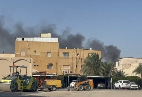 कुवैत स्थित अमेरिकी दुतावास परिसर से उठता धुआं।