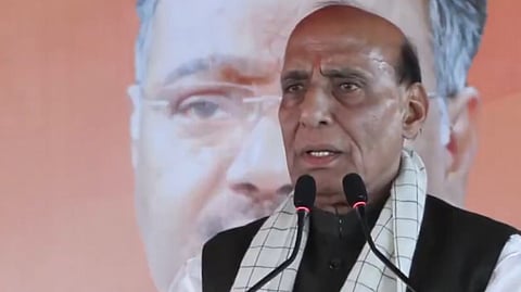 हावड़ा में परिवर्तन रैली को संबोधित करते रक्षा मंत्री राजनाथ सिंह।