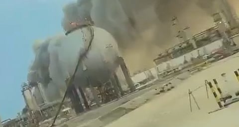 सऊदी अरब की तेल रिफाइनरी से उठता धुआं।