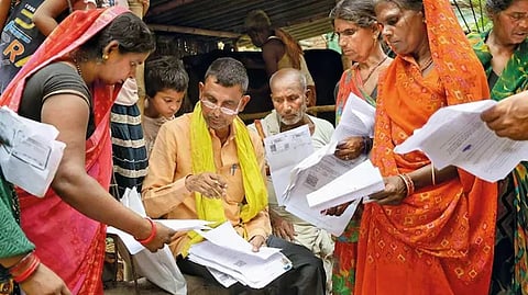 मतदाता सूची जारी होते ही घर-घर पहुंचे जनप्रतिनिधि