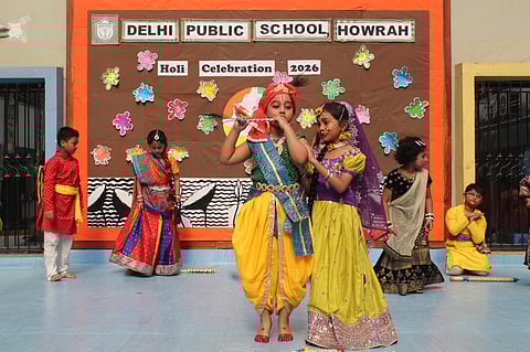 शहर के स्कूलों में छाया होली का रंग