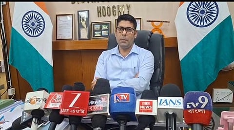 प्रेस कांफ्रेंस को संबोधित करते हुए डीएम खुर्शीद अली कादरी 