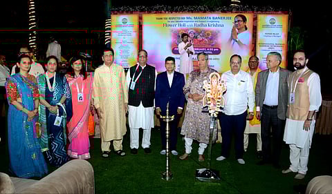 अंतर्राष्ट्रीय मारवाड़ी सम्मेलन द्वारा राधाकृष्ण संग फूलों की होली का सफल आयोजन संपन्न