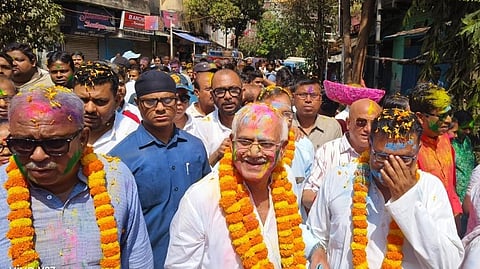 बालीगंज में शोभनदेव चट्टोपाध्याय ने रंग - गुलाल खेला, चर्चाएं तेज