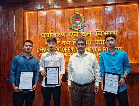 हेलीकॉप्टर दुर्घटना पीड़ितों को बचाने में साहस दिखाने वाले वन्यजीव प्रभाग के मजदूर सम्मानित